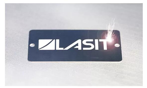 激光打標示意圖，材料表面粗糙度的變化，形成永久性標記