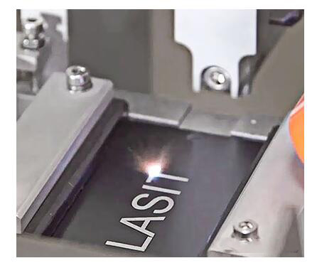 激光打標由于穿透材料表面深度更小，因此相比激光雕刻耗時更少，jiag速度更快